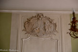 <center>Château de Peyrolles-en-Provence</center>Bureau du maire. Gypserie représentant un adoubement.